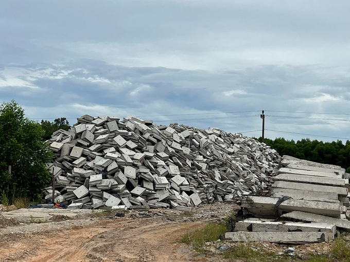 Bãi tập kết này gần như vẫn nằm nguyên vẹn, hàng nghìn khối cấu kiện bê tông vẫn chưa được vận chuyển đi.