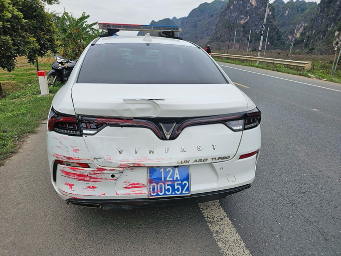Xe chuyên dụng bị đâm nhiều lần dẫn tới hư hỏng