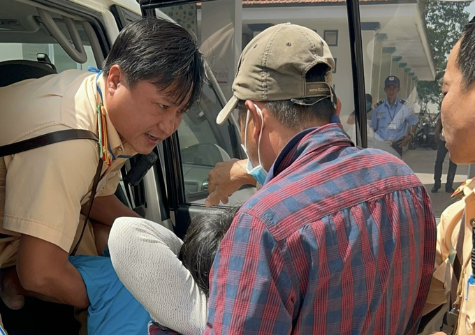 CSGT đưa người phụ nữ bị tai biến đi cấp cứu