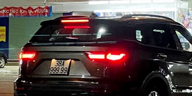 Chiếc xe ô tô mang biển ngũ quý 9 được cho là giả lưu thông vào tối 3/8 trên đường TP Hà Tĩnh
