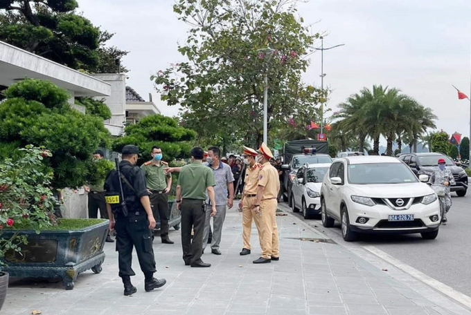 Lực lượng chức năng phong tỏa, khám xét nhà riêng ông Phạm Hồng Hà