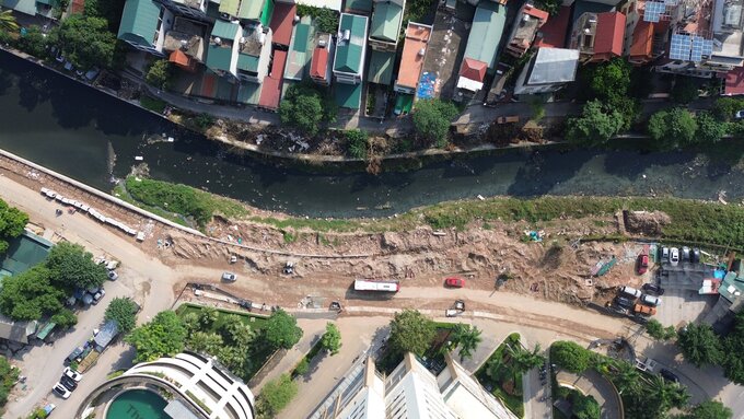 Toàn cảnh đoạn đường Ngô Quyền, La Khê, Hà Đông đang được đào xới, thi công nhưng thiếu các biện pháp đảm bảo an toàn