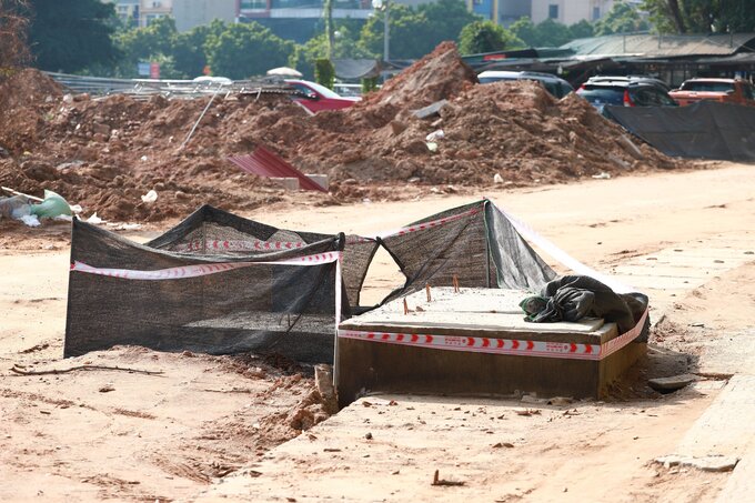 Khu vực thi công trên đường Ngô Quyền không có rào chắn, 1 số hố cống chỉ được che đậy sơ sài