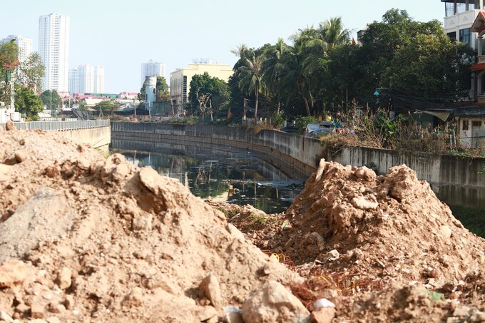 Đất cát, phế thải xây dựng chất thành núi, cứ mưa là tràn xuống đường gây lầy lội, tiềm ẩn nguy cơ gây mất an toàn giao thông.
