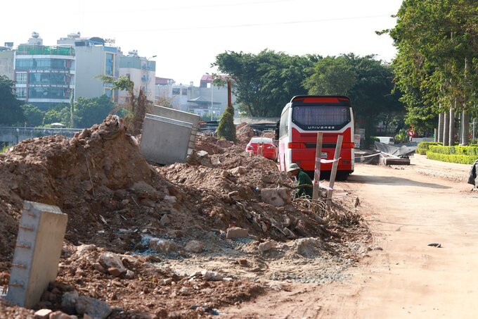 Ngoài việc mất an toàn giao thông, công trình thường xuyên gây ô nhiễm bụi nhưng không được đơn vị thi công tưới nước, dọn vệ sinh đất cát trên mặt đường.