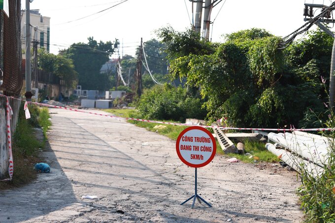 Các rào chắn, barie, cọc tiêu, biển báo, đèn tín hiệu, phân luồng giao thông tại Dự án không được tổ chức nghiêm túc, tiềm ẩn nguy cơ mất an toàn cho người và phương tiện lưu thông.