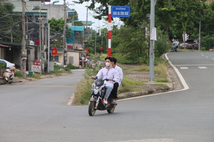 Nhiều học sinh sử dụng xe điện, xe đạp điện nhưng lại có tốc độ cao, chạy song song và có thể vượt cả xe máy