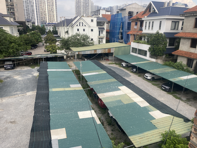 Lới đen chỉ là phương tiện để che đi những mái tôn kiên cố