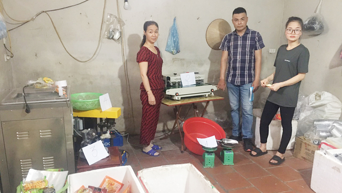 Chủ hộ kinh doanh N.C.K (đứng giữa) cùng tang vật vi phạm.