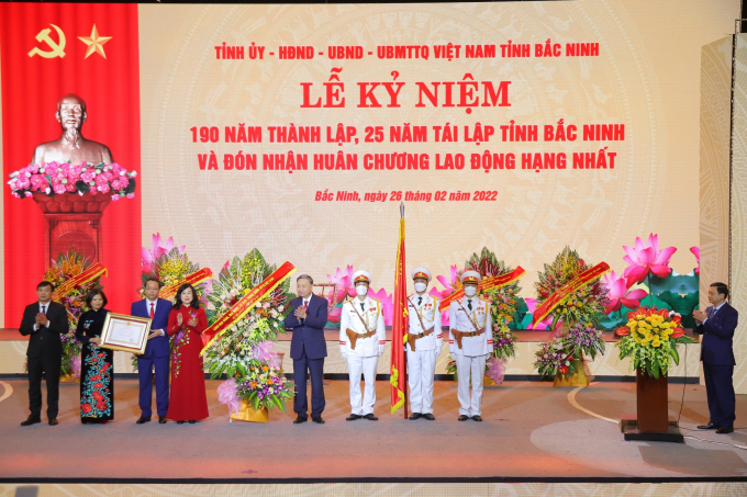 Thừa uỷ quyền của Chủ tịch nước, Đại tướng Tô Lâm, Uỷ viên Bộ Chính trị, Bộ trưởng Bộ Công an trao Huân chương Lao động hạng Nhất cho Đảng bộ, Chính quyền và Nhân dân tỉnh Bắc Ninh.