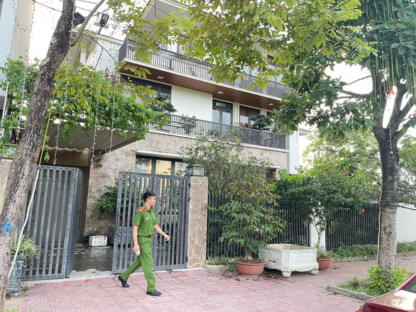 Cơ quan chức năng khám xét nhà một bị can tại TP. Lào Cai