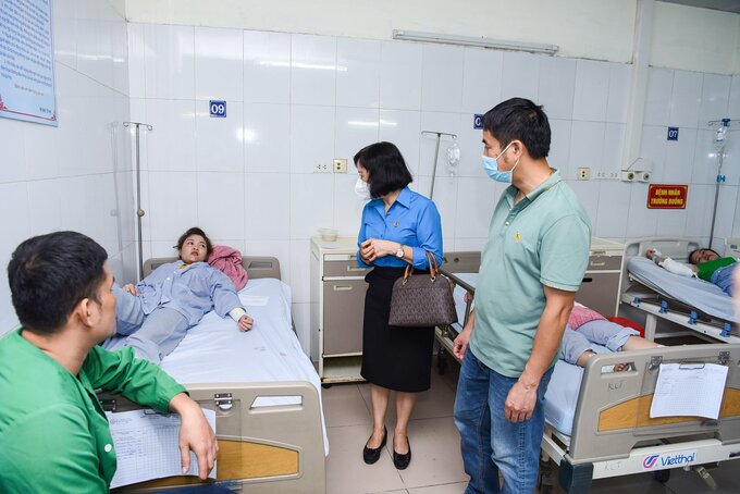 Liên đoàn lao động tỉnh Bắc Ninh thăm hỏi, động viên các nạn nhân của vụ nổ tại KCN Đại Đồng - Hoàn Sơn.