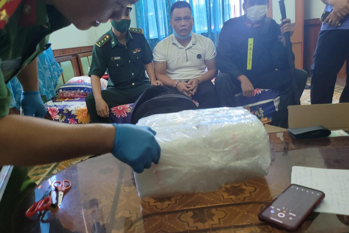 Lực lượng chức năng bắt quả tang 3 đối tượng, thu giữ 30 kg ma túy tổng hợp, 1 súng K59, 24 viên đạn và 2 dao nhọn.