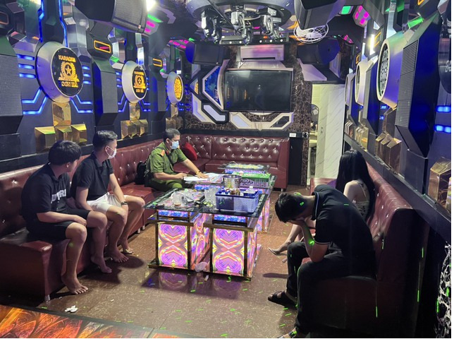 Các đối tượng phê ma tuý tại thời điểm bị bắt ở quán karaoke.