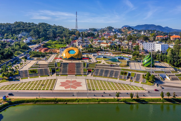 Đà Lạt từ lâu đã trở thành một trong những thành phố du lịch nổi tiếng nhất của Việt Nam, với nhiều cảnh quan thiên nhiên đẹp và thơ mộng. Có ai đó đã từng ví Đà Lạt cũng giống một thành phố trong rừng, nơi khí trời se lạnh, thiên nhiên và con người gần gũi như luôn hoà quyện, đan xen vào nhau.
