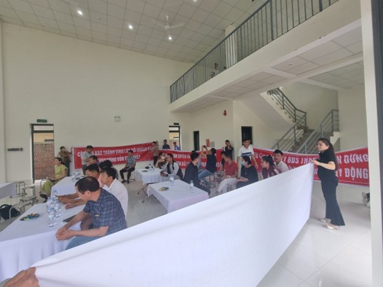 Hàng chục người dân căng băng rôn khẩu hiệu ngay tại cuộc đối thoại trực tiếp với công ty cổ phần bất động sản Thành Vinh
