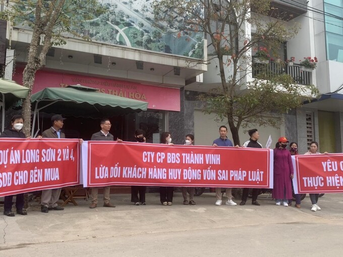 Người dân tập trung tại văn phòng điều hành dự án TNR thị xã Thái Hòa