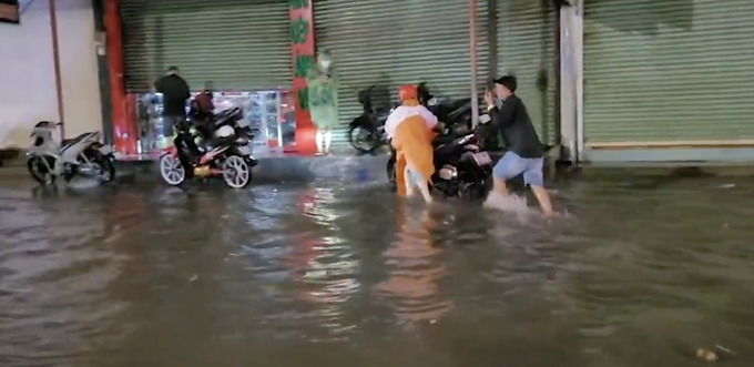 Cơn mưa kéo dài kết thúc nhưng nhiều tuyến đường, khu vực giao thông nước vẫn ngập sâu