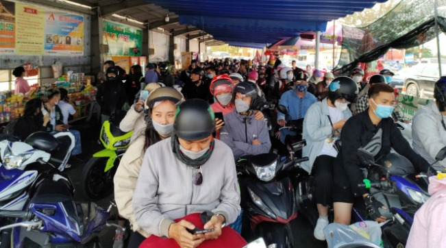 Khách du lịch chờ qua phà để sang đảo Cát Bà