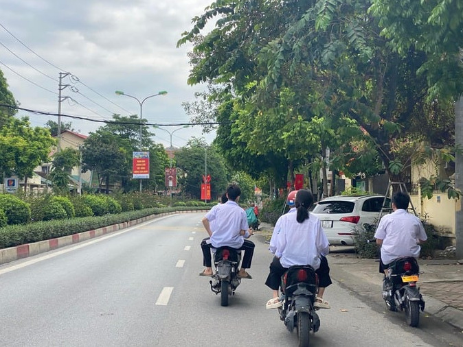 Việc không đội mũ bảo hiểm, điều khiển xe không biển số, xe có dung tích trên 50cm3 tham gia giao thông của học sinh trên địa bàn huyện Thạch Thất không chỉ vi phạm Luật Giao thông đường bộ mà gây mất trật tự, ảnh hưởng tới việc tham gia giao thông của nhiều người