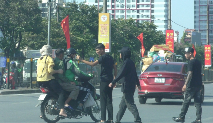 Nhiều khách hàng chưa kịp định hình vào bến mua vé xe thì đã bị lôi đi.