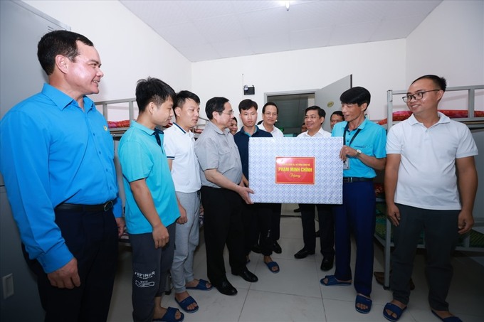 Thủ tướng Phạm Minh Chính, ông Nguyễn Đình Khang – Chủ tịch Tổng Liên đoàn Lao động Việt Nam trao quà cho công nhân tại khu trọ trước khi tới chương trình gặp gỡ, đối thoại với công nhân lao động.