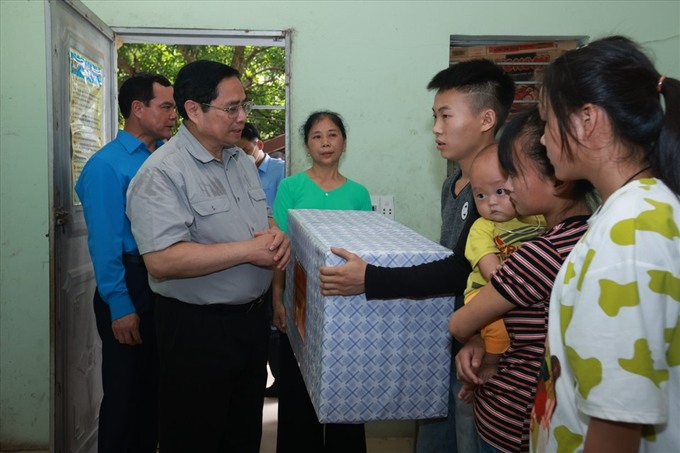 Thủ tướng Phạm Minh Chính tặng quà công nhân lao động trên địa bàn tỉnh Bắc Giang.