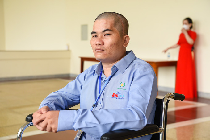 Anh Phạm Văn Sơn (xã Vũ Xá, Lục Nam, Bắc Giang), công nhân công ty Luxshare ICT cho biết: Vào tháng 10/2021, trên đường đi từ nhà đến công ty (cách công ty khoảng 30km) không may bị tai nạn giao thông. Sau vụ tai nạn, công ty đã hỗ trợ đóng bảo hiểm. Hiện anh đang chờ làm hồ sơ tai nạn lao động. Hôm nay anh được gia đình đưa đến dự cuộc đối thoại giữa Thủ tướng và công nhân.