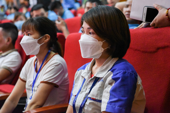 Tại cuộc gặp gỡ, đối thoại, chị Nguyễn Thị Lan - công nhân Công ty Hosiden cho biết: “Hiện tại bản thân đang phải thuê nhà trọ 12m-15m2/phòng, không đảm bảo cho các gia đình sinh sống. Vì thế, chị có ý kiến đề xuất chính phủ có cơ chế, chính sách hỗ trợ hợp lý để công nhân, người lao động có thể tiếp cận được nhà giá gốc”.