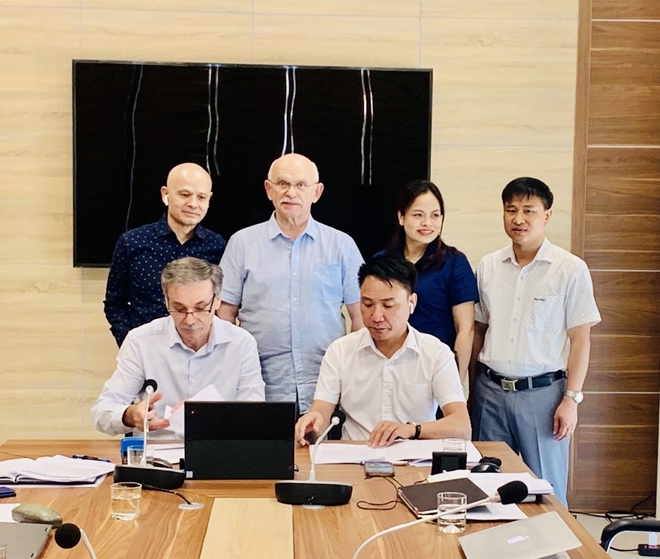 Ông Nguyễn Mạnh Hải, Chủ tịch HĐQT, Tổng Giám đốc CTCP Thịnh Phát-Group cùng hai thành viên Hội đồng Quản trị của Tập đoàn Skyway và đại diện lãnh đạo hai Công ty tại Lễ ký kết