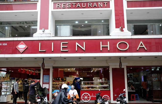 Trong chiều 24/3, UBND TP. Đà Lạt ban hành quyết định xử phạt vi phạm hành chính trong lĩnh vực an toàn thực phẩm đối với cơ sở bánh Liên Hoa tại số 9 Trần Phú. Ảnh CAND