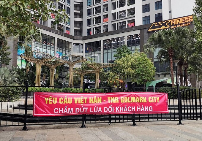 Trước việc làm phá vỡ quy hoạch của chủ đầu tư Việt Hân, hàng nghìn cư dân Goldmark City đã cùng ký đơn khiếu nại Quyết định 5155/QĐ-UBND ngày 7/12/2021 của UBND TP Hà Nội về việc chấp thuận chủ trương đầu tư cho công ty Việt Hân và tố cáo chủ đầu tư lừa đảo, gây thiệt hại cho khách hàng.