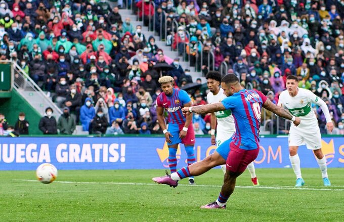 Pha phạt đền của Depay ấn định chiến thắng của Barca | Ảnh: Aitor Alcalde