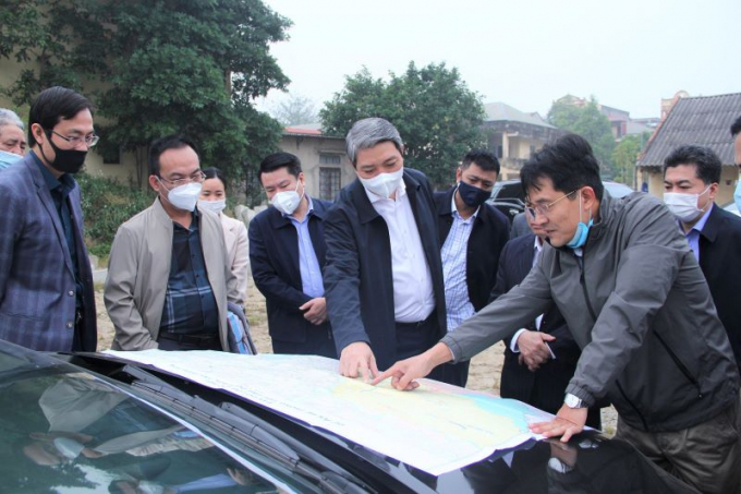 Phó Chủ tịch UBND tỉnh Lê Đức Giang kiểm tra tiến độ thi công dự án kè và cải tạo sông Thọ Hạc đoạn qua phường Đông Thọ, TP Thanh Hóa.