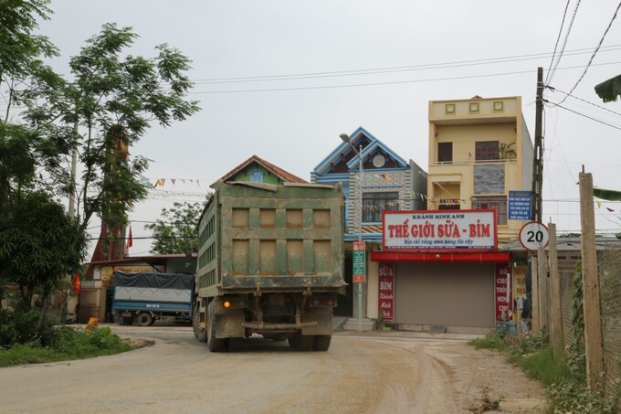 Xe tải trọng lớn gắn 'Logo Thạch Anh' trở quá tải, cơi nới kích thước thành thùng, đất rơi vãi khắp tuyến đường thuộc xã Trung Mỹ