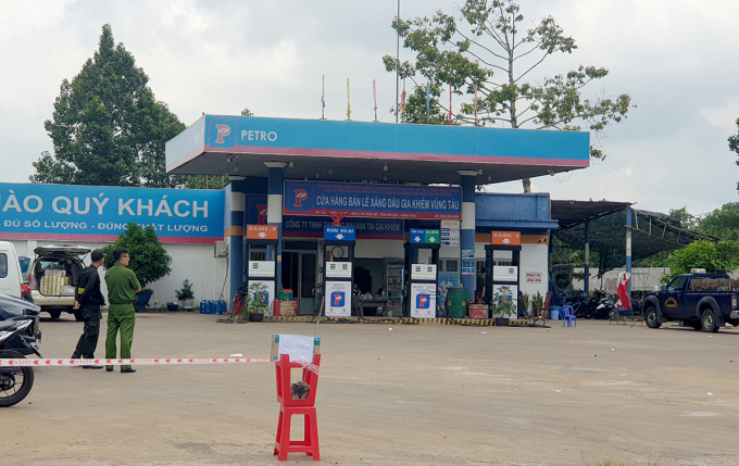 Công an khám xét, thu giữ mẫu xăng tại cửa hàng bán lẻ xăng dầu Gia Khiêm Vũng Tàu