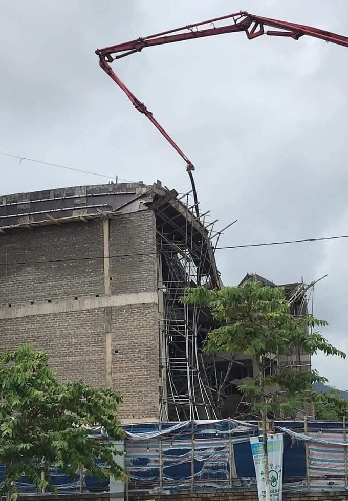 Hiện trường sự cố sập sảnh nhà văn hoá.