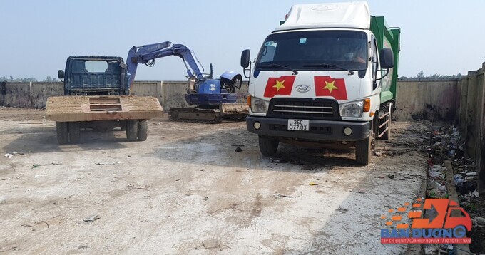 Sau chỉ đạo, phía UBND xã Hoằng Thanh và đơn vị thu gom rác đã tiến hành xử lý di chuyển rác trong khu vực bãi trung chuyển