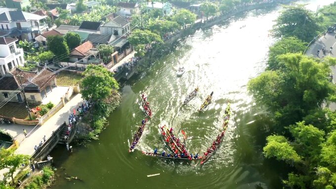 Các đội đua cạnh tranh từng mái chèo. Ảnh: Công Thanh