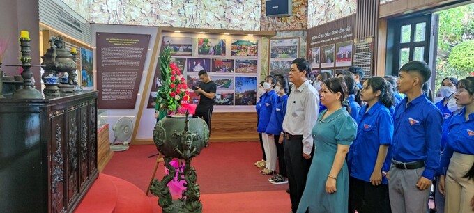 Làm lễ trong nhà lưu niệm của Bác Hồ. Ảnh: Công Thanh