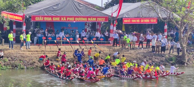Cuộc đua diễn ra lúc 6h30 ngày 14/5, tham gia giải đua gồm có 9 đội sử dụng loại ghe 7 trên ghe tối đa 7 VĐV, cự ly đua 700-800m. Ảnh: Công Thanh