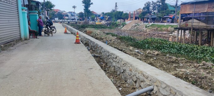 Đoạn đường không có băng báo hiệu, về đêm rất nguy hiểm cho người tham gia giao thông. Ảnh: Công Thanh