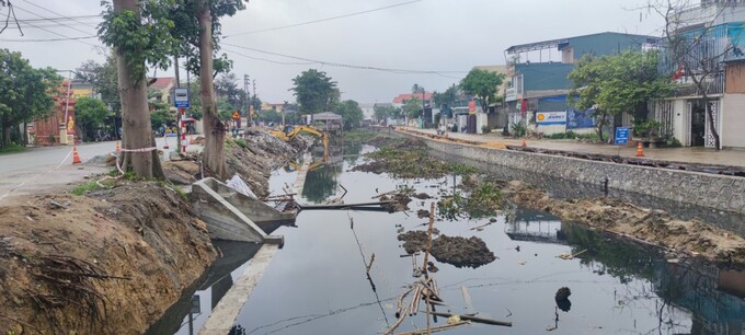 Mưa lớn gây ngập cả vị trí vừa đổ bê tông xong. Ảnh: Công Thanh.