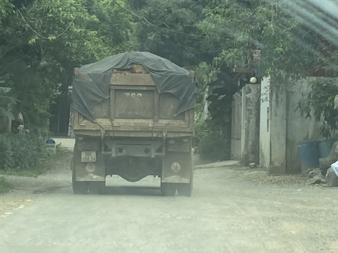Nhiều xe chở đất chạy trên đường khu vực xã Kỳ Phú chở đầy có ngọn gây mất an toàn giao thông