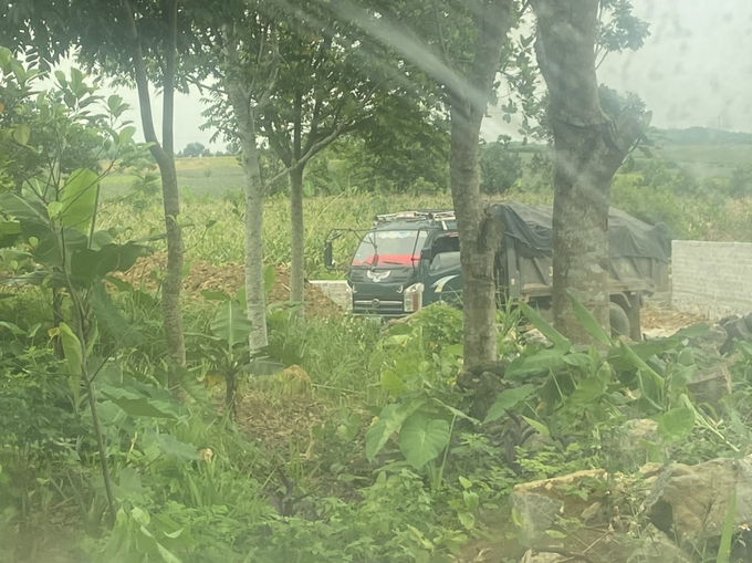 Một điểm đổ đất san lấp cho người dân có nhu cầu tại thôn 3, xã Phú Long.