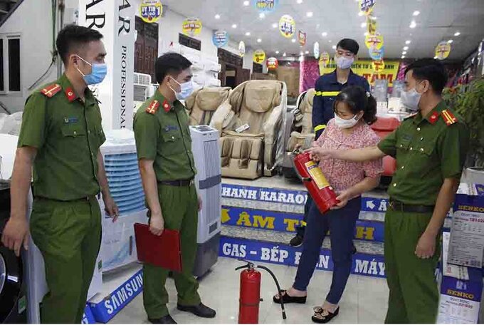 Công an kiểm tra các đơn vị kinh doanh có điều kiện hoạt động về an toàn phòng cháy chữa cháy. (Ảnh minh họa).