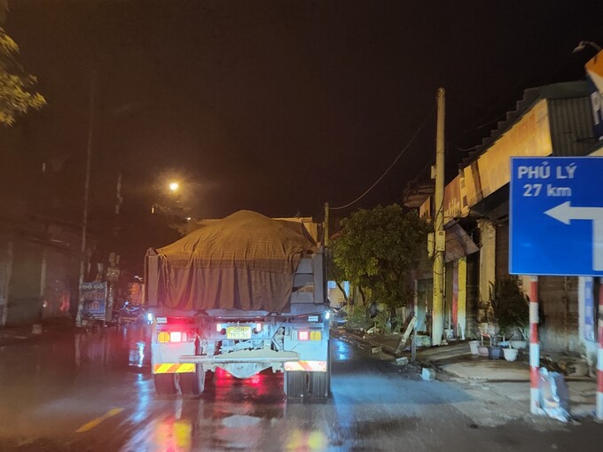Nhiều phương tiện vẫn chưa được cắt thành thùng, gây ô nhiễm môi trường khi tham gia giao thông trên đường