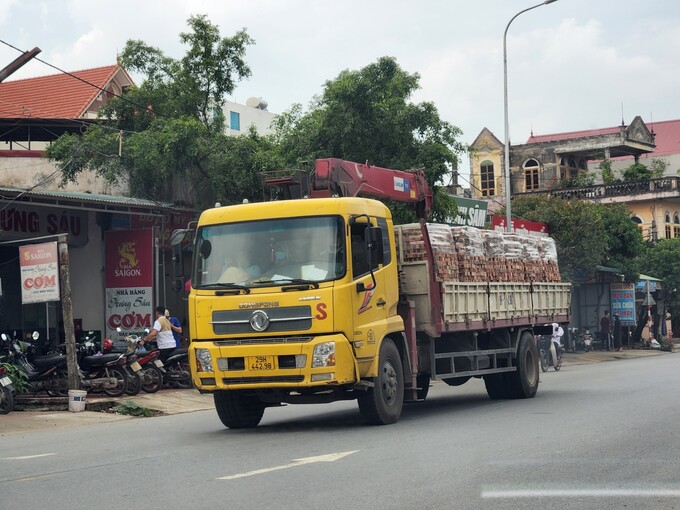 Xe có dấu hiệu cơi nới, chở cao có ngọn, không có biện pháp che phủ vô tư đi trên địa bàn huyện Thường Tín