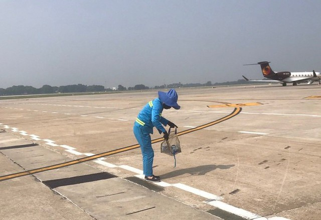 Trung tâm Khai thác Khu bay Nội Bài được trang bị các phương tiện quét hút FOD; mỗi lần đi kiểm tra, ngoài hệ thống xe quét hút còn có các kíp nhân viên kiểm tra trực quan, thu gom các FOD mà phương tiện không hút được