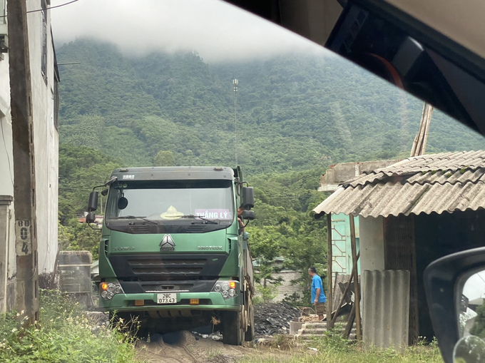 Những chiếc xe chở đất đổ cho nhà dân cách khu vực khai thác TK Công khoảng 1Km